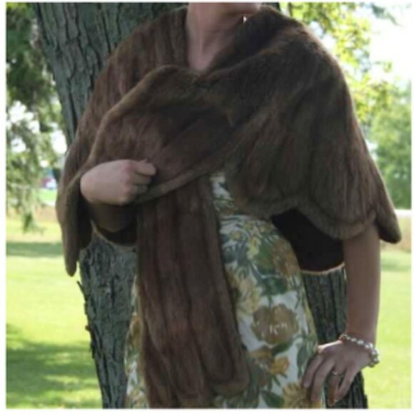1940s Beige Mink Stole, Scalloped Edge from Simpson's Fur Shop - Picture 5 of 13